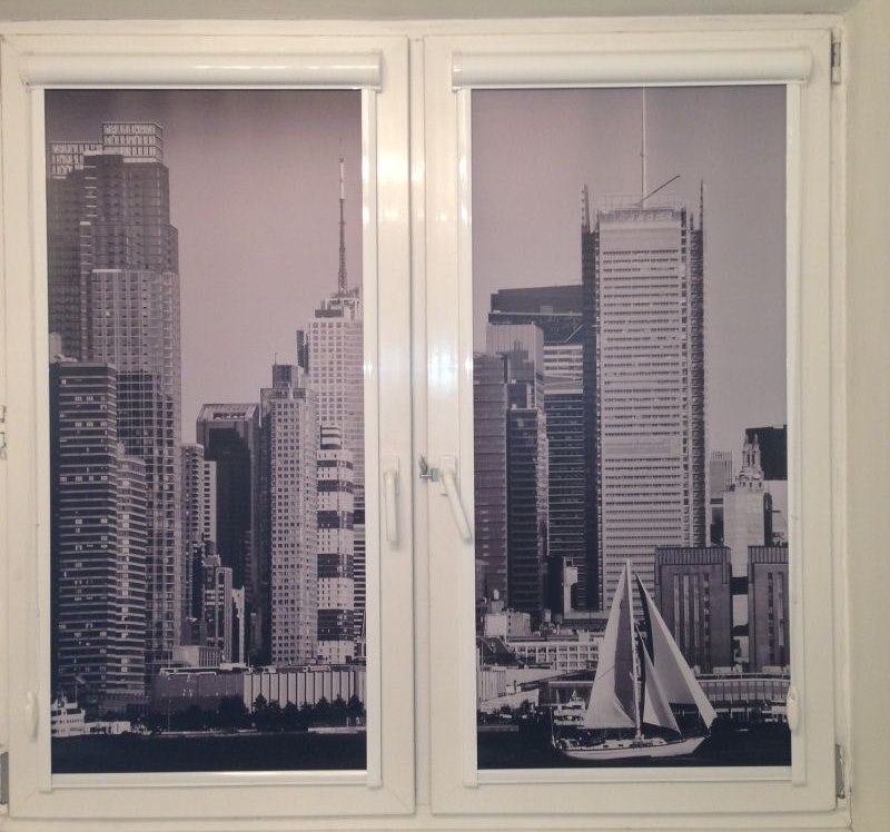 الستائر الدوارة مع ناطحات السحاب على نافذة بلاستيكية