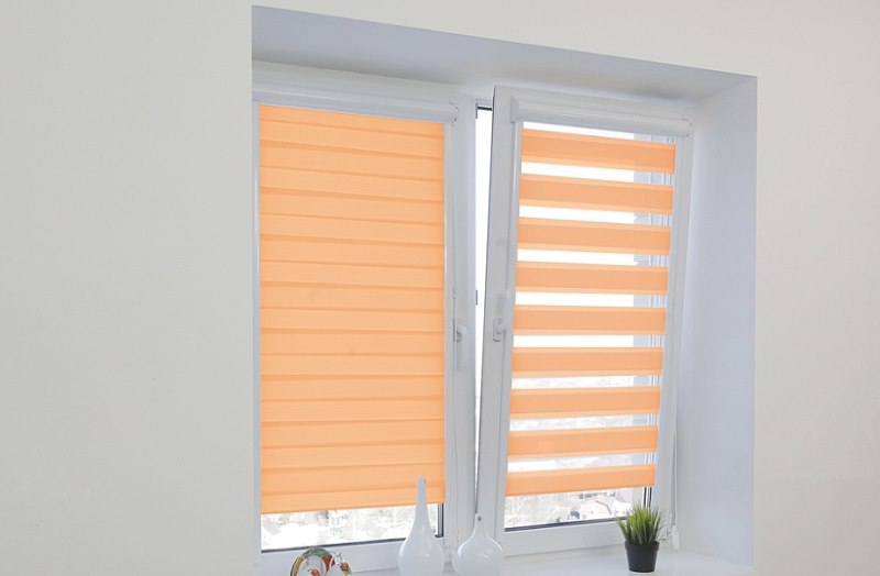 ستائر كاسيت نهارًا على نافذة بلاستيكية متحركة