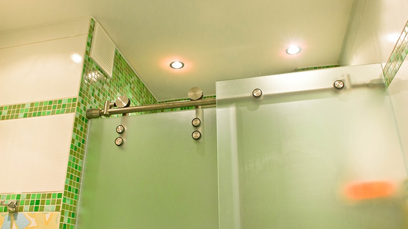 السحابات من الفولاذ المقاوم للصدأ في الجزء العلوي من ستارة بلاستيكية