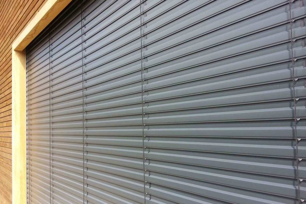 رفشتورة في حالة مغلقة على نافذة مبنى صناعي