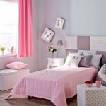 ستائر وردية مشبعة على نافذة كبيرة