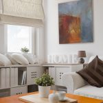 أعمى رومانية صغيرة مع إبزيم على الحائط