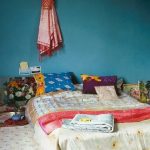 سرير غير عادي على الأرض لغرفة النوم