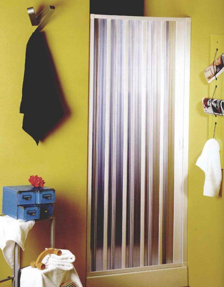 ستارة من البلاستيك الشفاف على الحمام