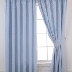 الستائر الزرقاء الناعمة مع البازلاء الصغيرة