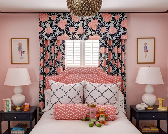 الستائر الوردي مع الحلي السوداء