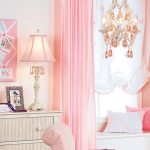 تبدو الستائر الوردية الرائعة رائعة وتضيف الهواء إلى الداخل