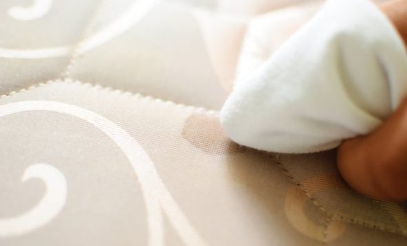 تطبيق مزيل البقع أو وكيل