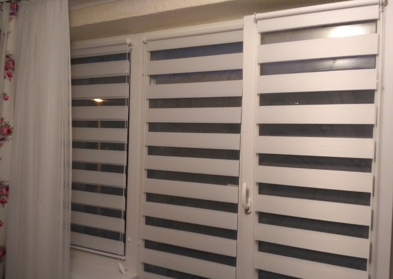 ستائر مفتوحة ليلا ونهارا على النوافذ البلاستيكية شاح