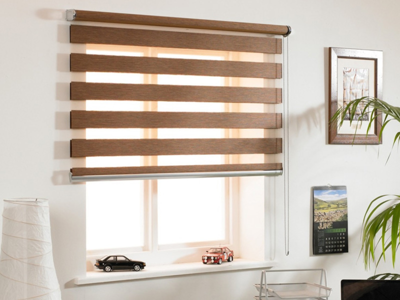 نافذة في غرفة الأطفال مع ستارة بكرة ليل نهار