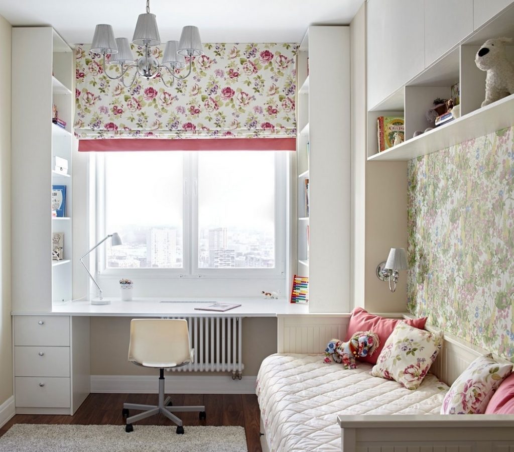 ستارة رومانية موتلي على نافذة الحضانة للفتاة