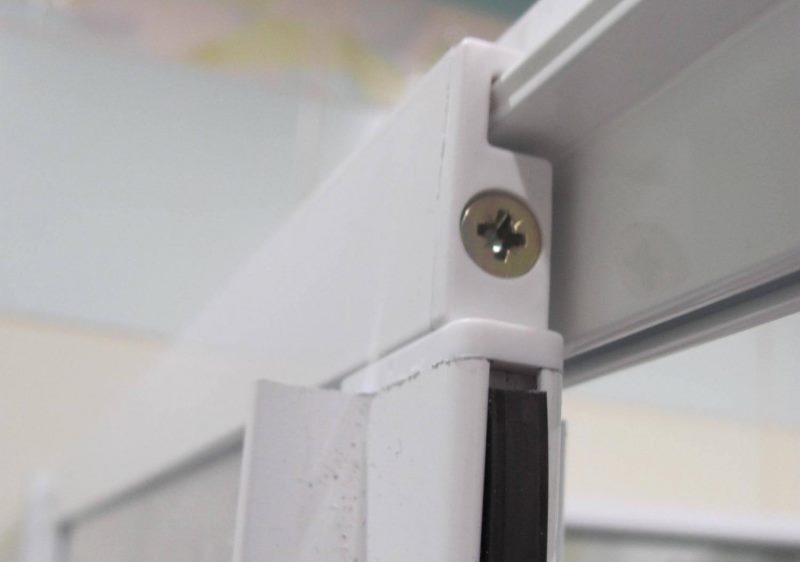 أدلة بلاستيكية على الستار للحمام