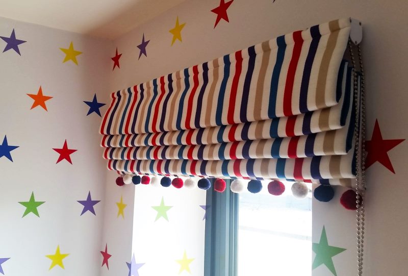 انقسام روماني مخطط على نافذة الحضانة