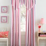 ستائر مخططة تبدو رائعة في الداخل.