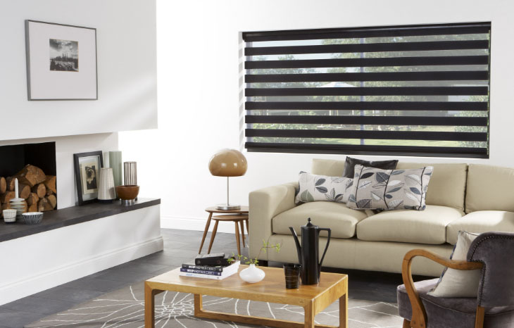 أريكة منجد كريم في غرفة المعيشة مع موقد