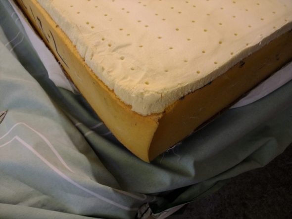 رغوة فراش بأيديهم على التعليمات