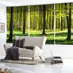 أريكة بيضاء أمام النافذة مع الستائر الدوارة