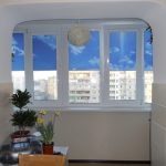 شرفة متصلة مع الستائر الدوارة