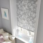 ستارة رمادية - بيضاء على نافذة غرفة النوم