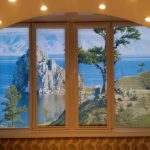 الستائر على نافذة الشرفة