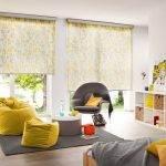 تصميم غرفة المعيشة مع اثنين من النوافذ