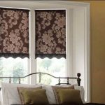 الستائر البني في غرفة النوم الداخلية