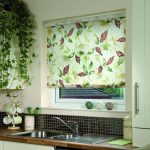 المدمج في بالوعة أمام نافذة المطبخ