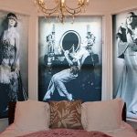 صور أحادية اللون على الستائر الدوارة في غرفة النوم