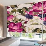 زهور كبيرة على الأسطوانة في غرفة النوم