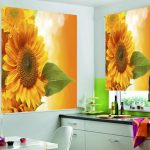 عباد الشمس ضخمة على ستائر المطبخ