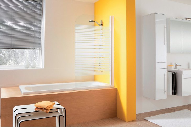 ستارة بلاستيكية بسيطة على جانب الحمام