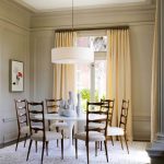 عادي كورنيش خشبي داكن اللون