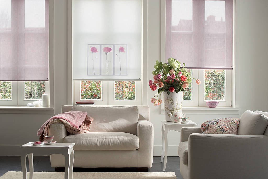 مصاريع شفافة على نوافذ غرفة المعيشة