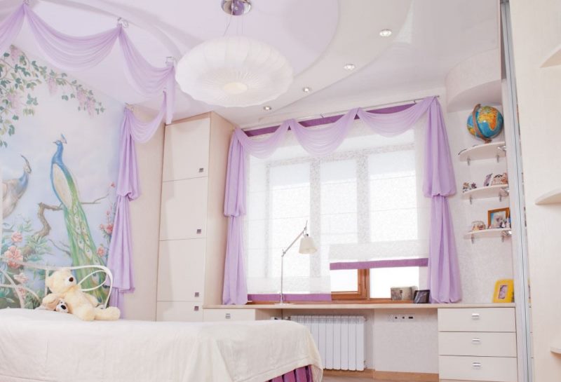 ستارة شفافة من النوع الروماني على نافذة الأطفال