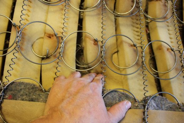 إصلاح فراش الربيع بأيديهم