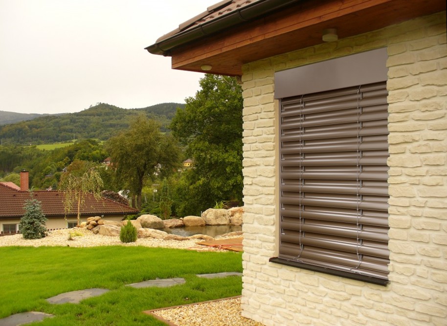 نافذة منزل خاص مع الستائر