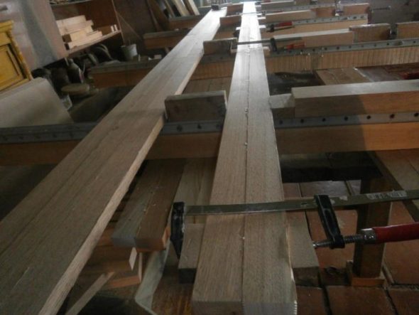 نحن مقطعة إلى قطع والغراء