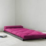 موقع المرتبة على الأرض على إطار خاص