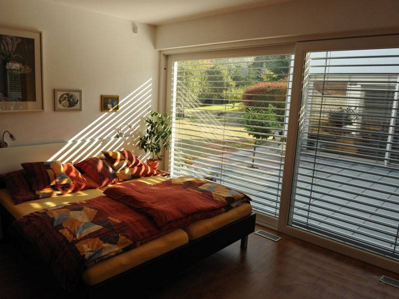 ضوء منتشر في الغرفة مع فتحة سقف على النافذة