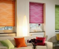 الستائر الرومانية متعددة الألوان التي شنت على الطنف في فتح النافذة