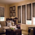 الستائر الرومانية على نافذة من البلاستيك وشاح الفردية