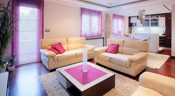 ستائر وردية رومانية وردية ومائدة في غرفة المعيشة في المطبخ