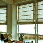 ستائر رومانية في المطبخ مع تثبيت على الأبواب