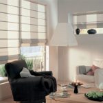 ستائر رومانية بأحجام مختلفة على إطار النافذة