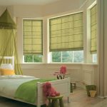 ستائر رومانية في نافذة غرفة الأطفال