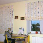 نوافذ في الحضانة مع الستائر الرومانية الكلاسيكية