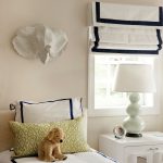 ستائر بيضاء مع شريط أسود حول المحيط.