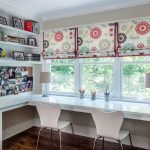 مكتب بدلاً من عتبة النافذة في غرفة لطفلين