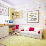 وسادة حمراء على أريكة بيضاء