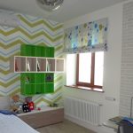 طباعة هندسية على ورق الحائط في الحضانة